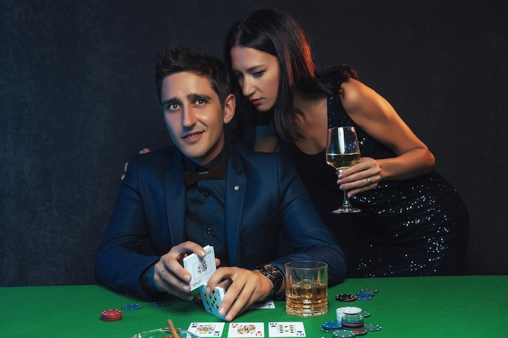 Dealer live casino sedang membagikan kartu di meja permainan